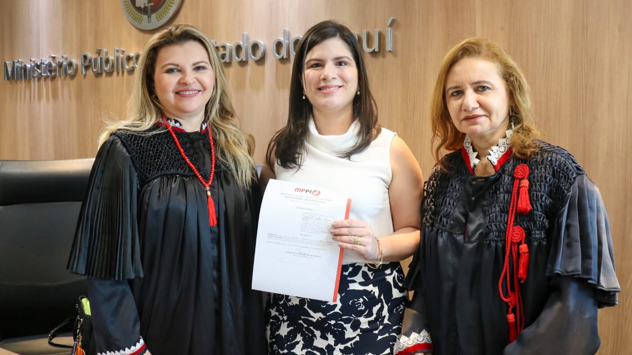 Pessoas de pé sorrindo e apertando as mãos 