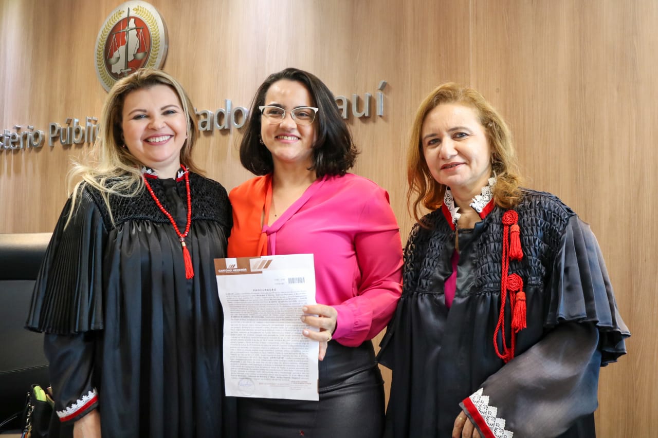 Pessoas de pé sorrindo e apertando as mãos 