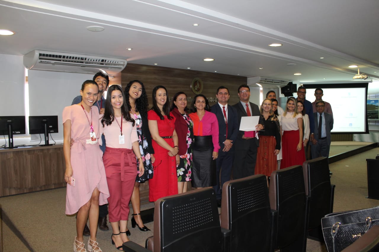 Pessoas de pé sorrindo