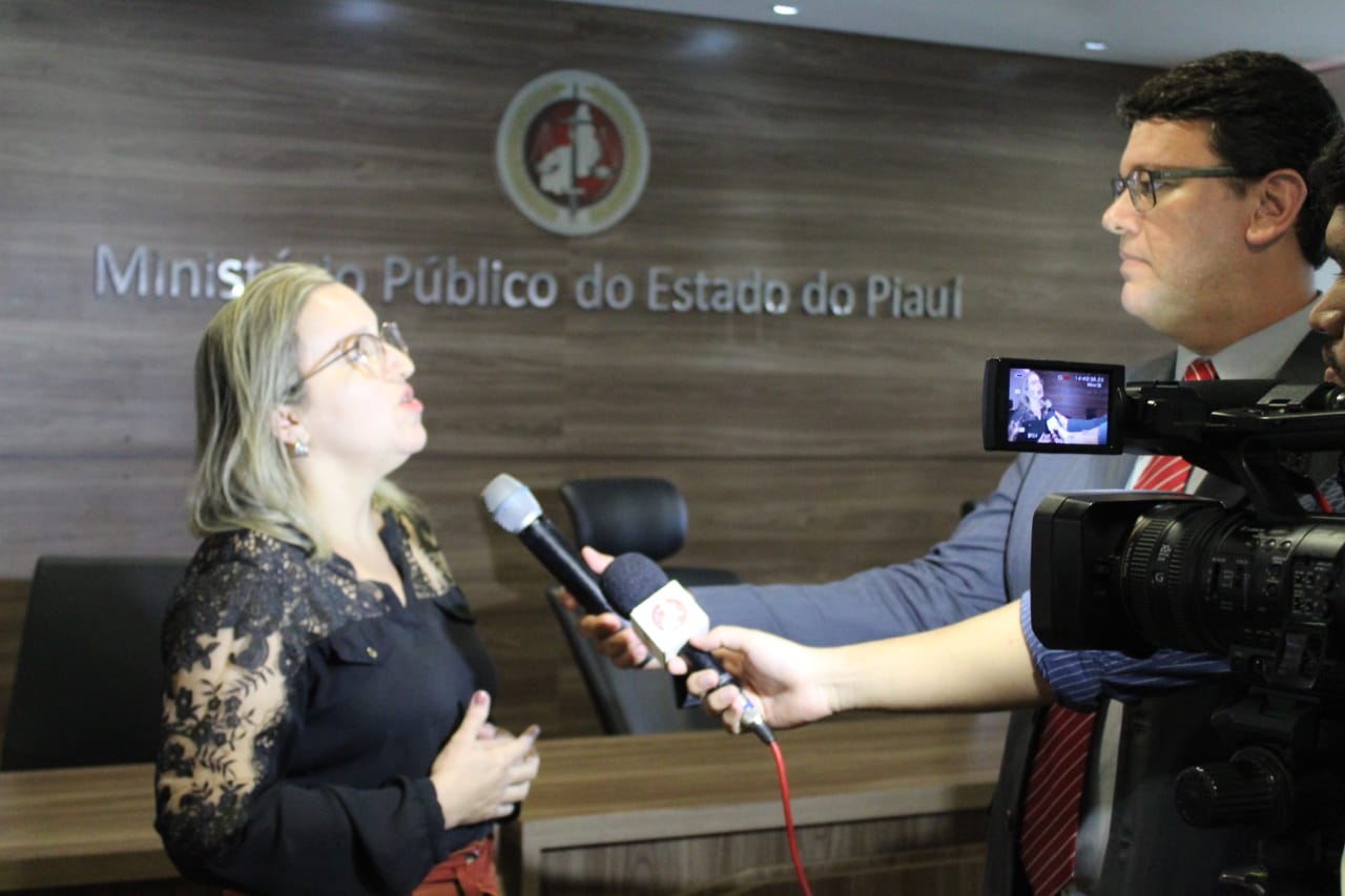 Duas pessoas conversando entre si 