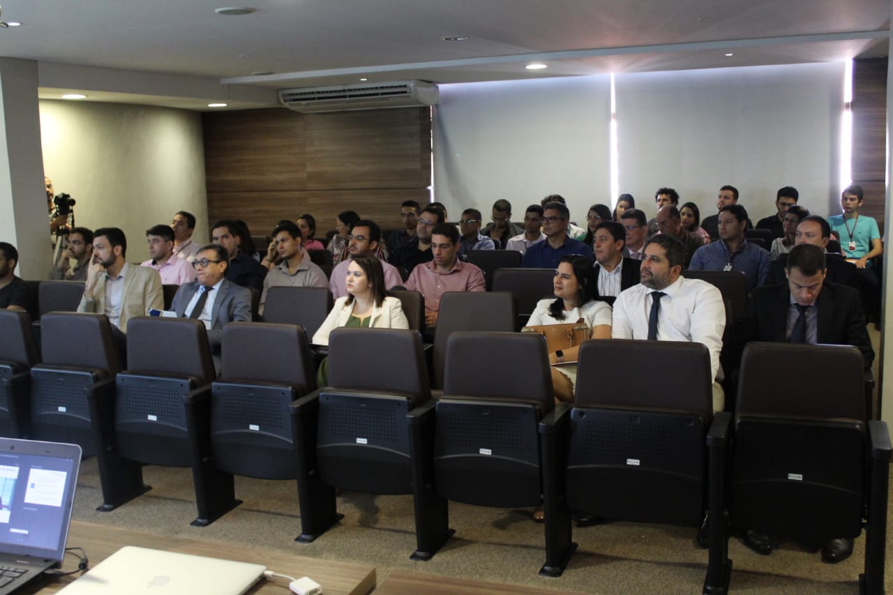 Pessoas sentadas em auditório 