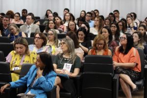 Pessoas sentadas em auditório
