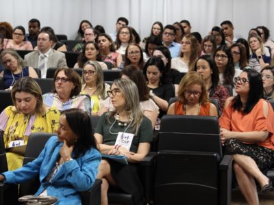 Pessoas sentadas em auditório