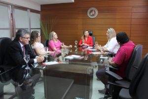 Pessoas sentadas em volta de uma mesa