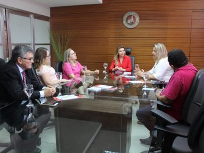 Pessoas sentadas em volta de uma mesa