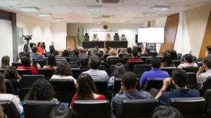 Foto do auditório do Ministério Público com pessoas sentadas assistindo palestra