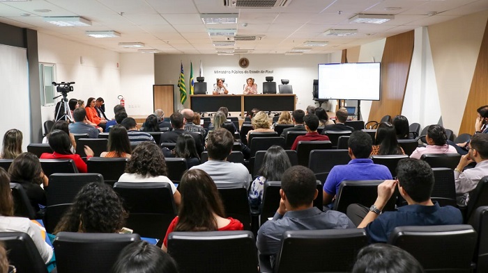 Foto do auditório do Ministério Público com pessoas sentadas assistindo palestra