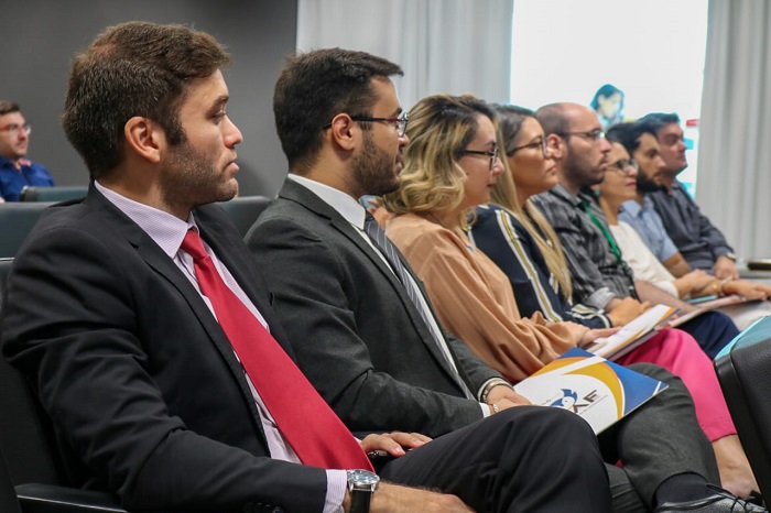 Pessoas sentdas em auditório 