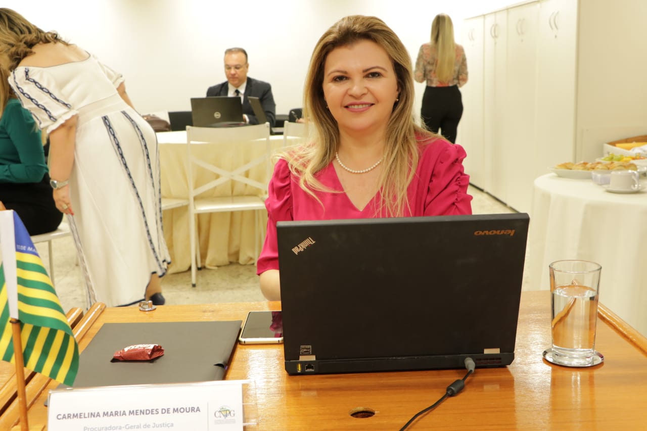 Pessoa sentada co computador a sua frente 