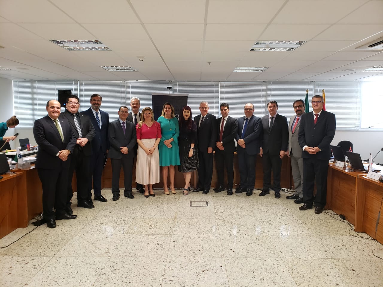 Pessoas de pé sorrindo 