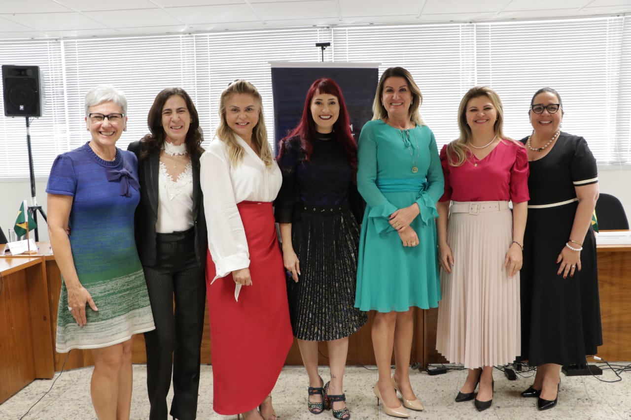 Pessoas de pé sorrindo 