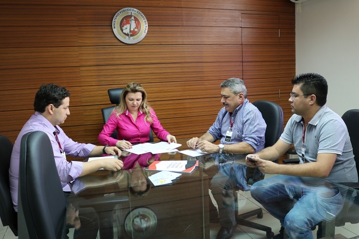 Pessoas reunidas em volta de uma mesa