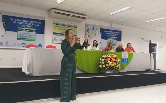 Mulher falabdo diante do público