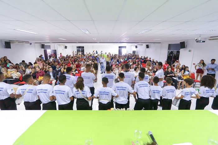 Pessoas reunidas em um auditório