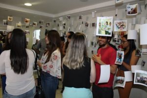 Pessoas apreciando exposição de fotografias