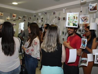 Pessoas apreciando exposição de fotografias