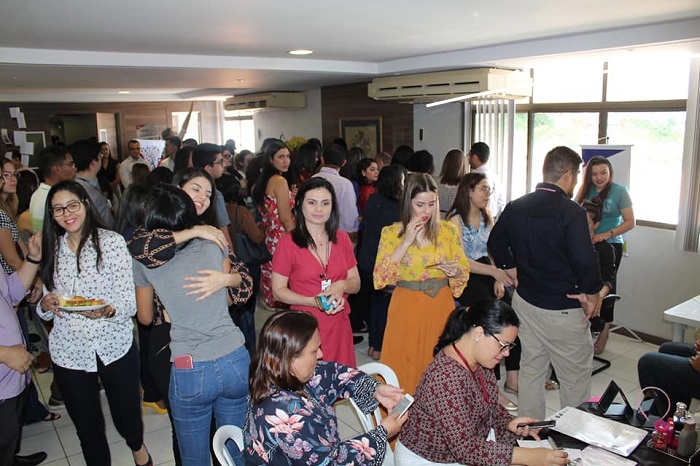 Pessoas reunidas durante evento