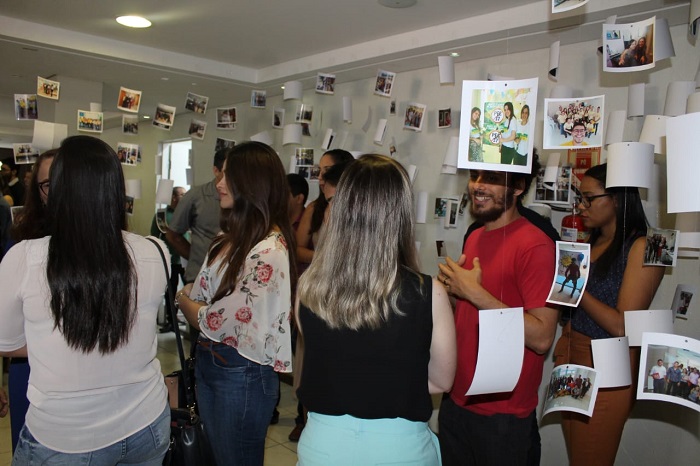 Pessoas apreciando exposição de fotografias