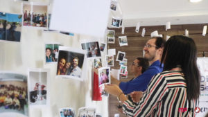 Servidores seguram fotos enviadas para a campanha