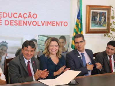 Pessoas sorrindo batendo palmas