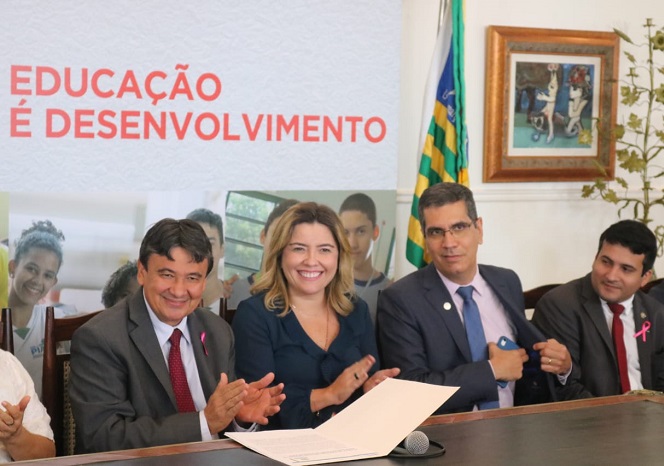 Pessoas sorrindo batendo palmas