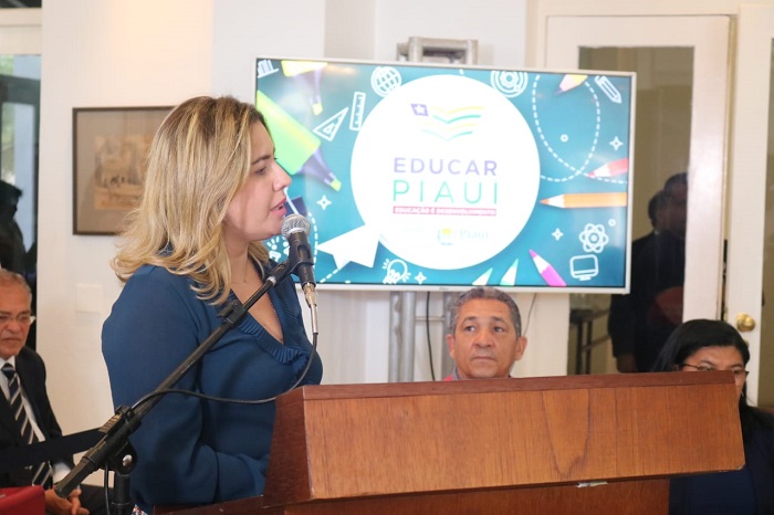 Mulher falando para público