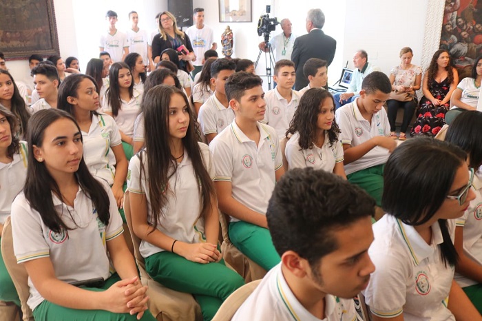Jovens atentos à palestra