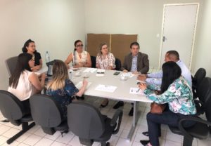 Pessoas sentadas em volta de uma mesa