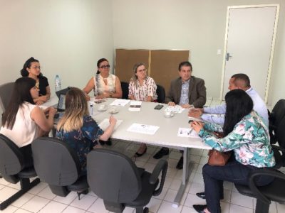 Pessoas sentadas em volta de uma mesa