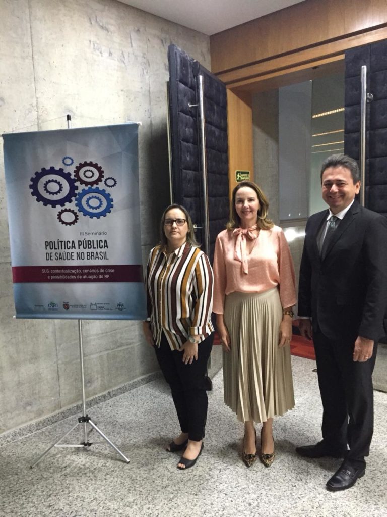 Promotores de Justiça do MPPI ao lado de banner de evento