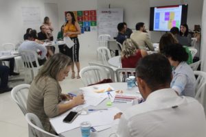 Pessoas reunidas em uma sala durante oficina