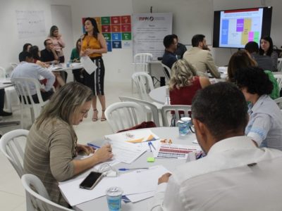Pessoas reunidas em uma sala durante oficina