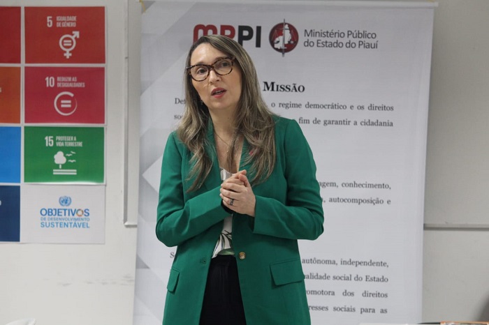 Mulher falando para o público