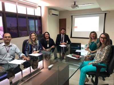Pessoas reunidas em volta de uma mesa