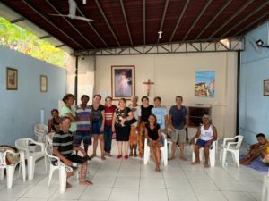Pessoas reunidas em pé