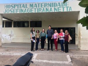 Pessoas em pé em frente à entrada da Maternidade