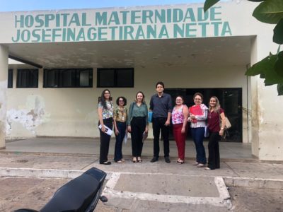 Pessoas em pé em frente à entrada da Maternidade