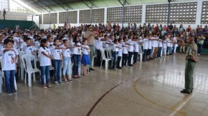 Pessoas de pé dentro de ginásio
