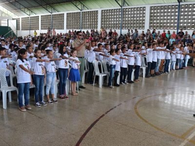 Pessoas de pé dentro de ginásio