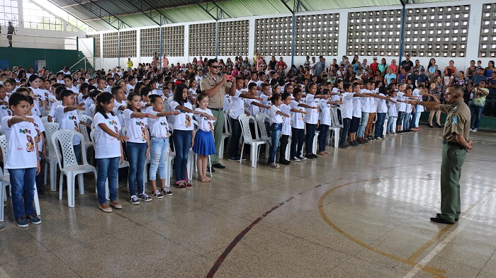 Pessoas de pé dentro de ginásio