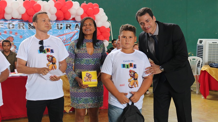 Pessoas de pé sorrindo 