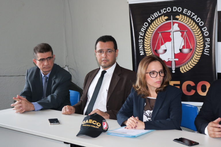 TRES PESSOAS SENTADAS