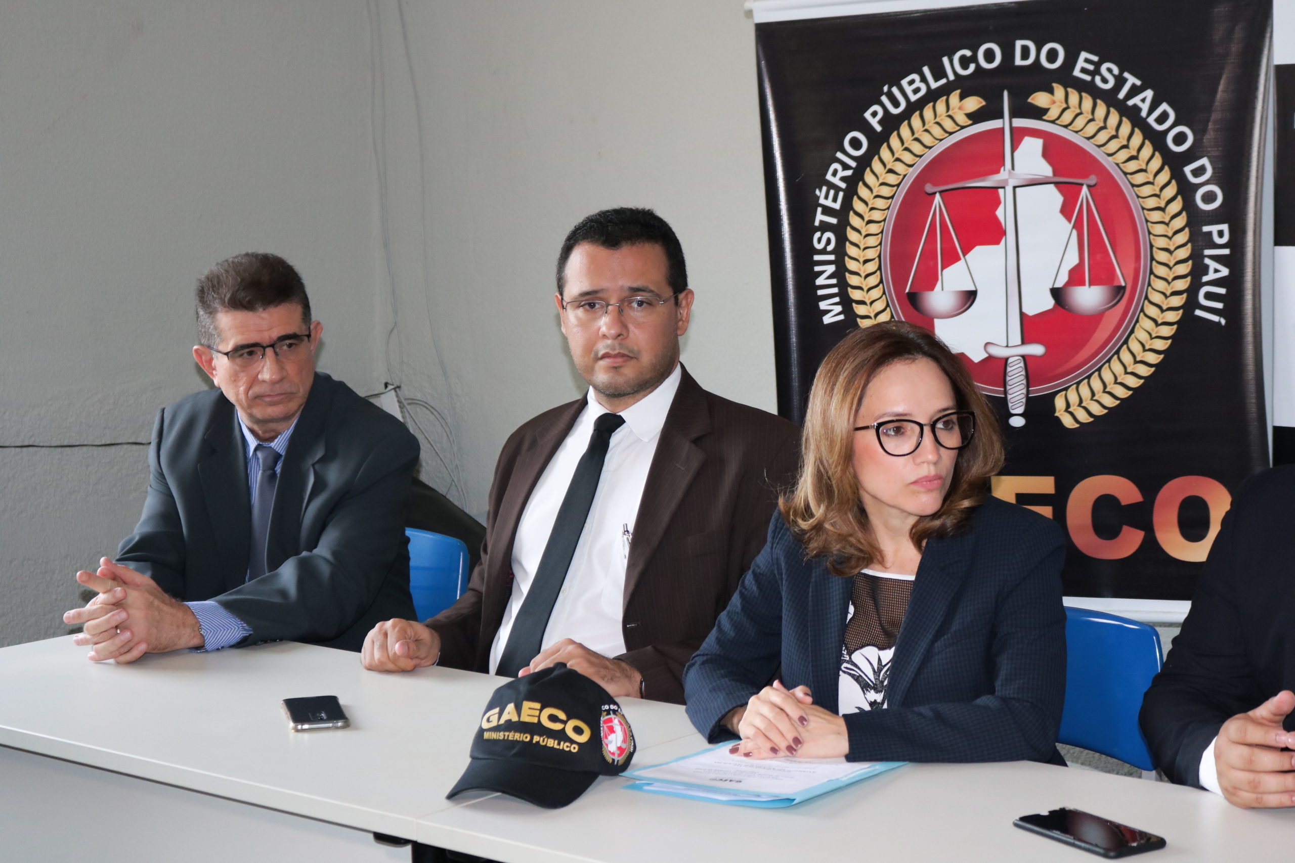 TRES PESSOAS SENTADAS