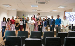 Foto dos palestrantes com pessoas que participaram do evento