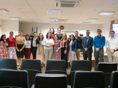 Foto dos palestrantes com pessoas que participaram do evento