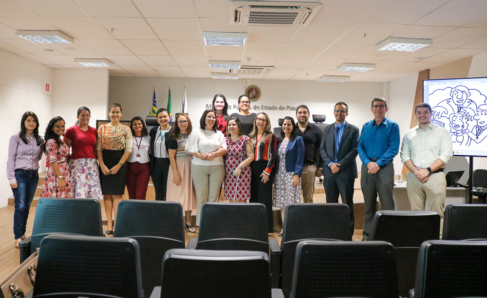Foto dos palestrantes com pessoas que participaram do evento