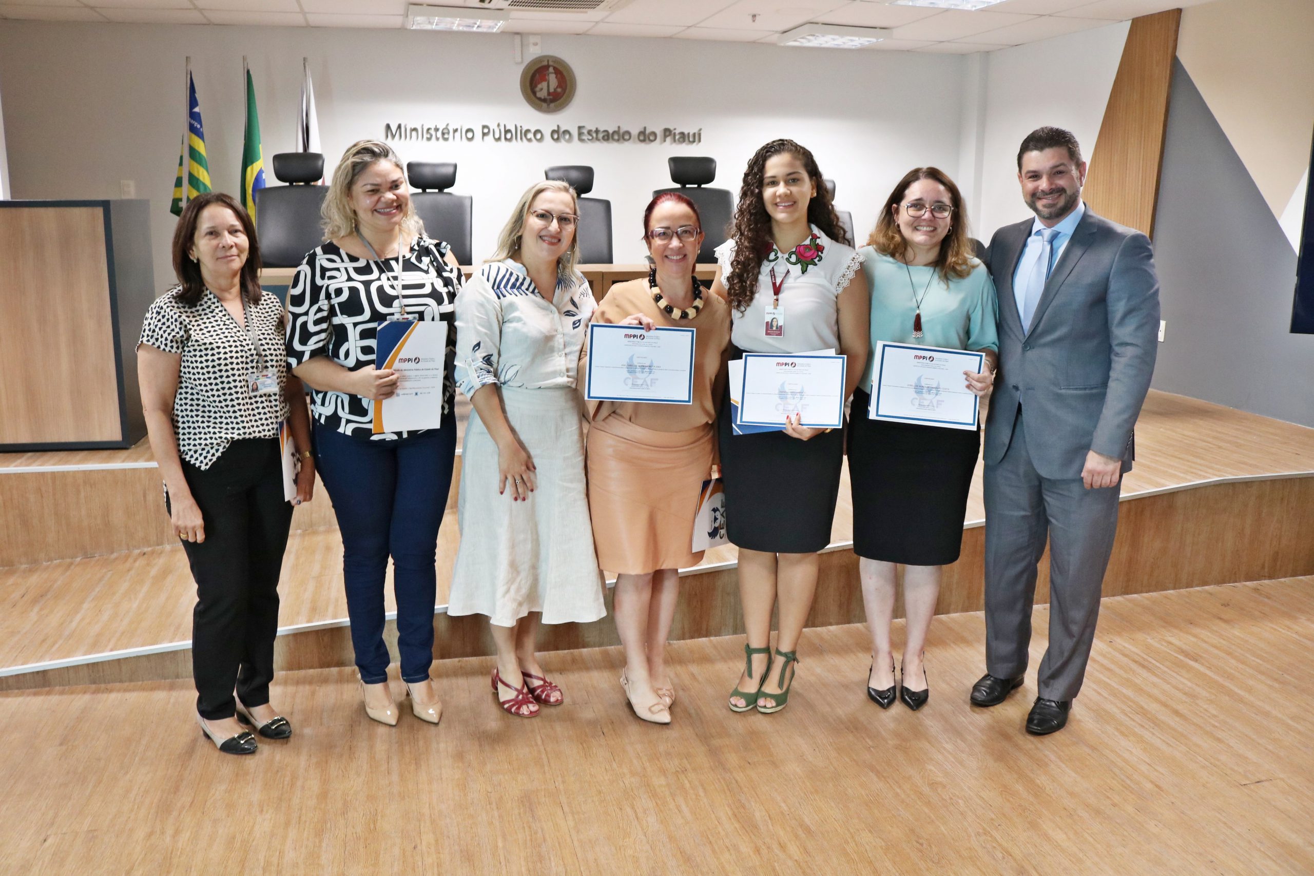 Foto com todos que contribuíram com o evento