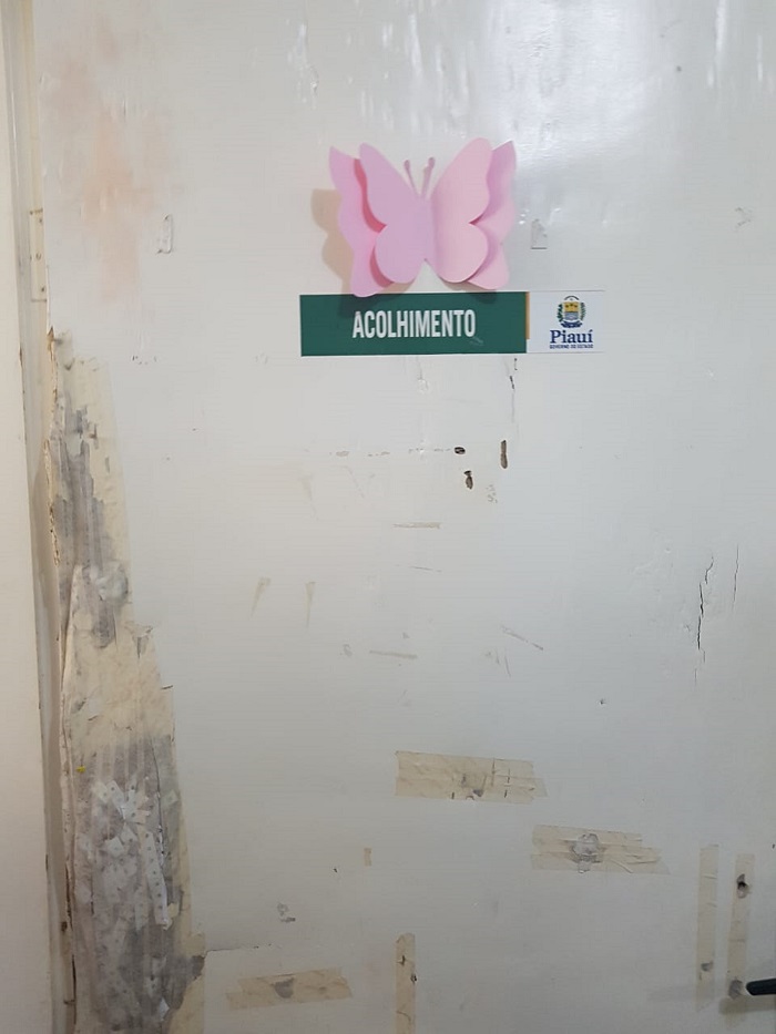 imagem de porta quebrada