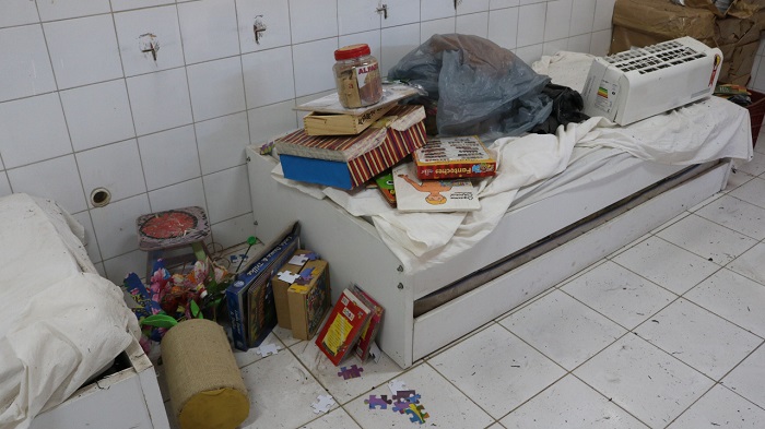imagem de sala bagunçada