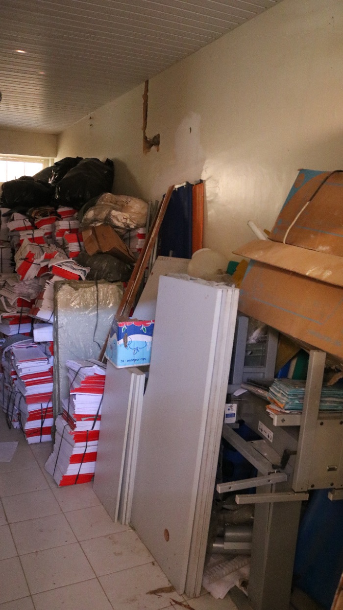imagem de sala bagunçada